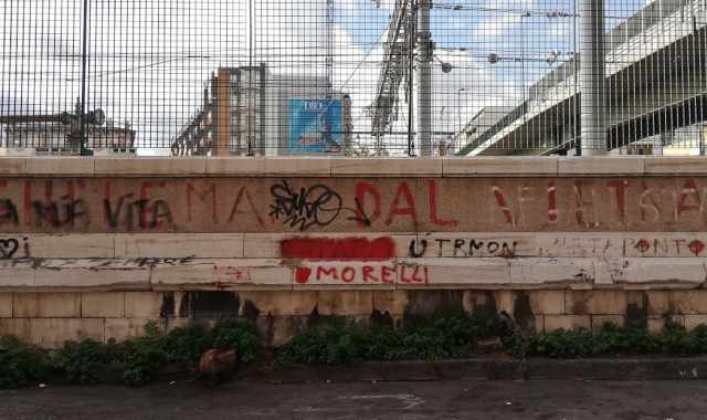 Bari, "Gi le mani dal Vietnam": una scritta sul muro ricorda la contestazione giovanile